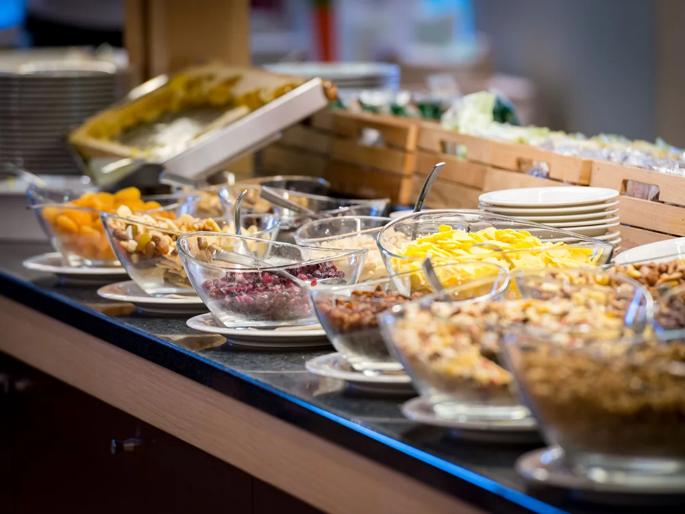 Bibione Palace Hotel · La tua casa al mare a 4 stelle S Vassoi con vari tipi di frutta secca e cereali in ciotole di vetro