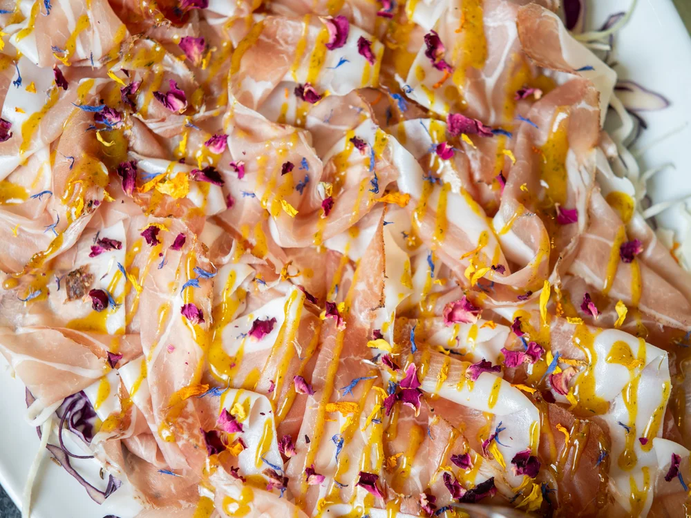 Bibione Palace Hotel · La tua casa al mare a 4 stelle S fette sottili di prosciutto con salsa gialla e petali di fiori colorati