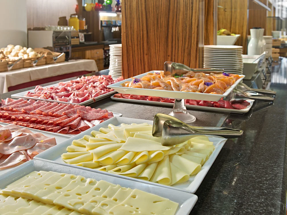 Bibione Palace Hotel · La tua casa al mare a 4 stelle S Buffet con affettati, formaggi e salmone affumicato in un ristorante
