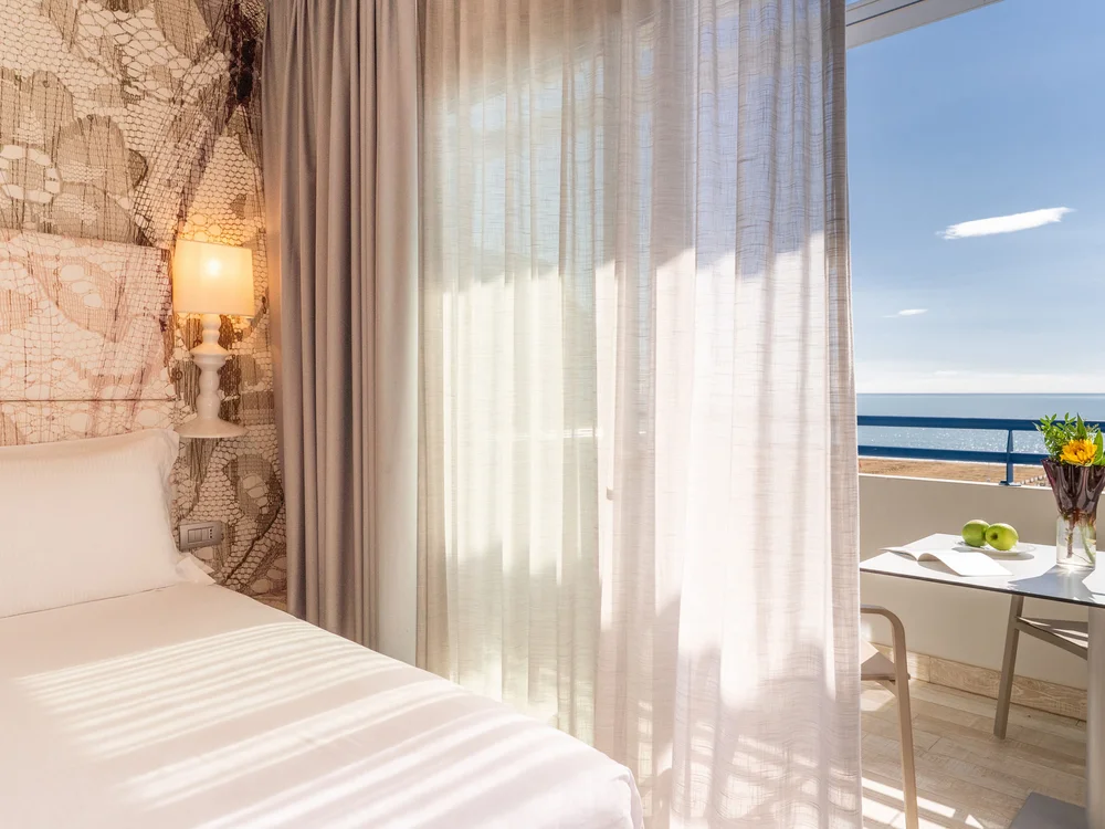 Bibione Palace Hotel · La tua casa al mare a 4 stelle S Camera da letto con letto singolo e balcone con vista mare