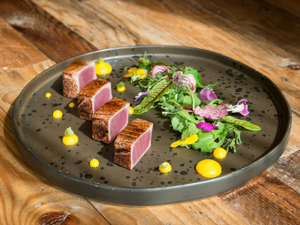 Bibione Palace Hotel · La tua casa al mare a 4 stelle S Piatto gourmet con pezzi di tonno scottato, insalata e salse gialle