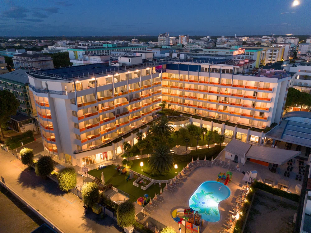 Bibione Palace Hotel · La tua casa al mare a 4 stelle S Hotel moderno con piscina illuminata e giardino di sera