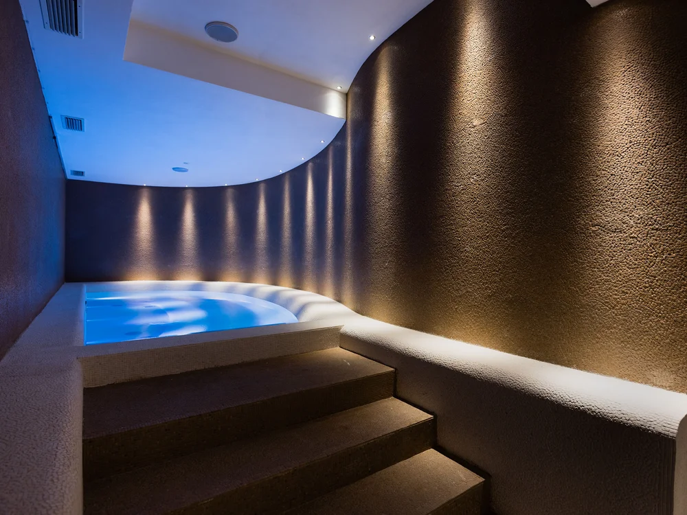 Bibione Palace Hotel · La tua casa al mare a 4 stelle S Piscina interna con illuminazione soffusa e pareti testurizzate