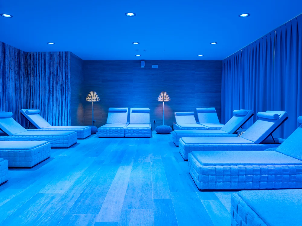 Bibione Palace Hotel · La tua casa al mare a 4 stelle S Sala relax con lettini imbottiti e luci soffuse blu