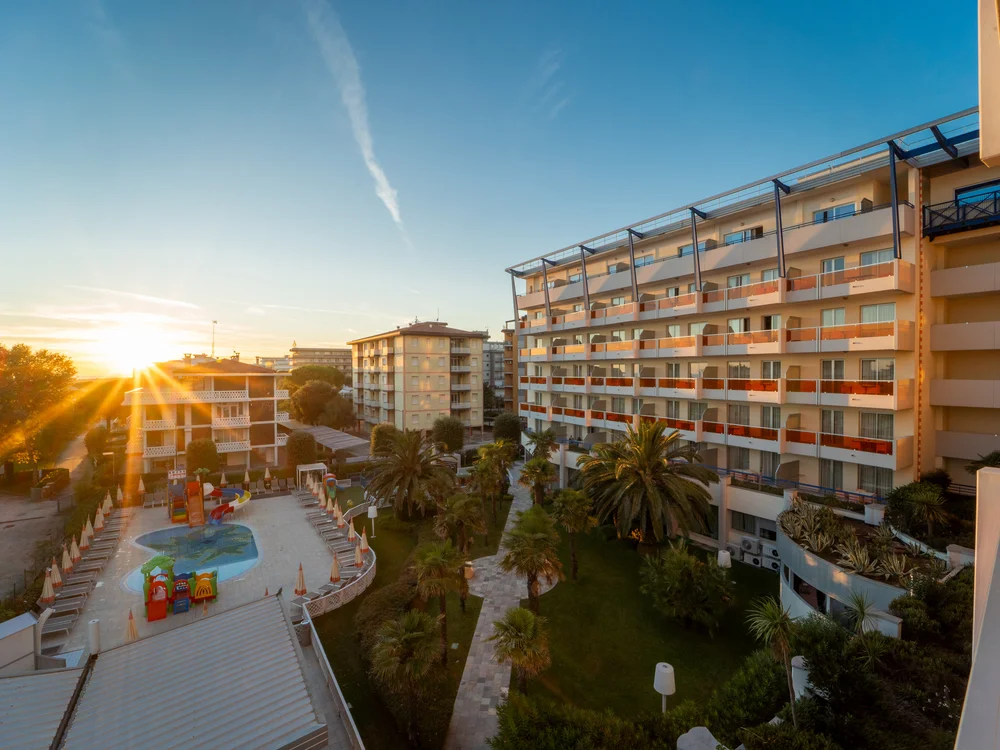 Bibione Palace Hotel · La tua casa al mare a 4 stelle S Hotel con piscina e area giochi per bambini al tramonto